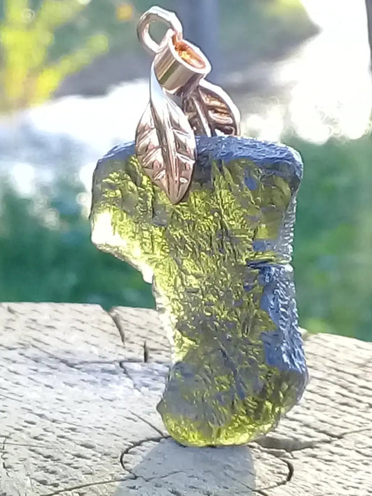 Moldavite pendentif Grade A ++++ (Bélière or fin - Fourni avec cordon) Moldavite pendentif