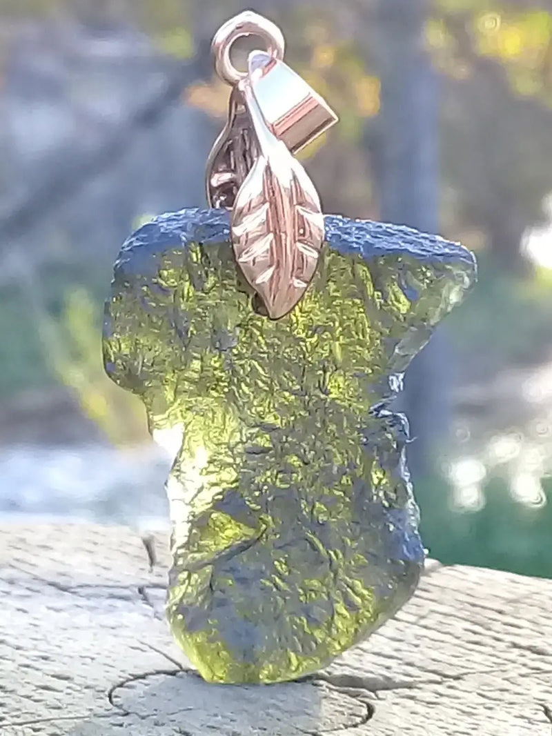 Load image into Gallery viewer, Moldavite pendentif Grade A ++++ (Bélière or fin - Fourni avec cordon) Moldavite pendentif
