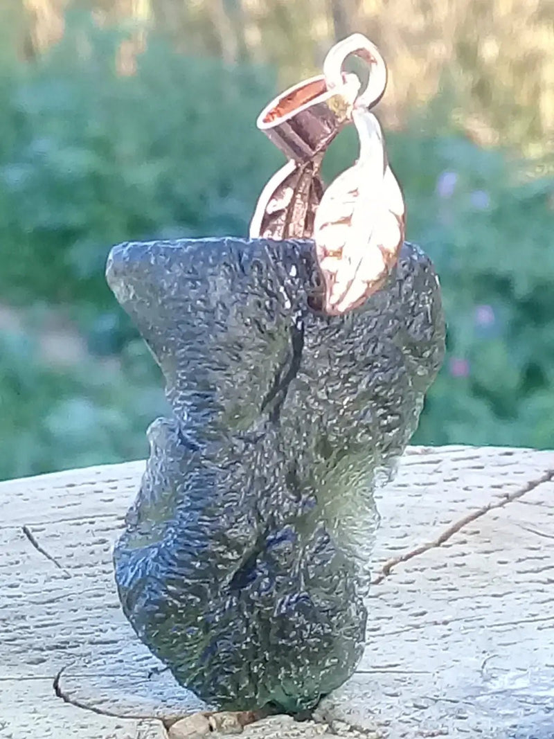 Load image into Gallery viewer, Moldavite pendentif Grade A ++++ (Bélière or fin - Fourni avec cordon) Moldavite pendentif
