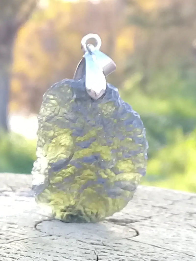 Load image into Gallery viewer, Moldavite pendentif Grade A ++++ (Fourni avec cordon) Moldavite pendentif
