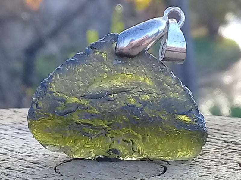 Load image into Gallery viewer, Moldavite pendentif Grade A ++++ (Fourni avec cordon) Moldavite pendentif
