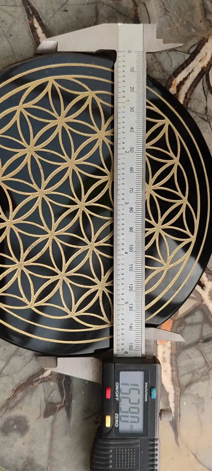 Chargez l&#39;image dans la visionneuse de la galerie, Obsidienne noire du Mexique disque fleur de vie Grade A++++ (GM) Disque gravé Fleur de Vie en Obsidienne noire
