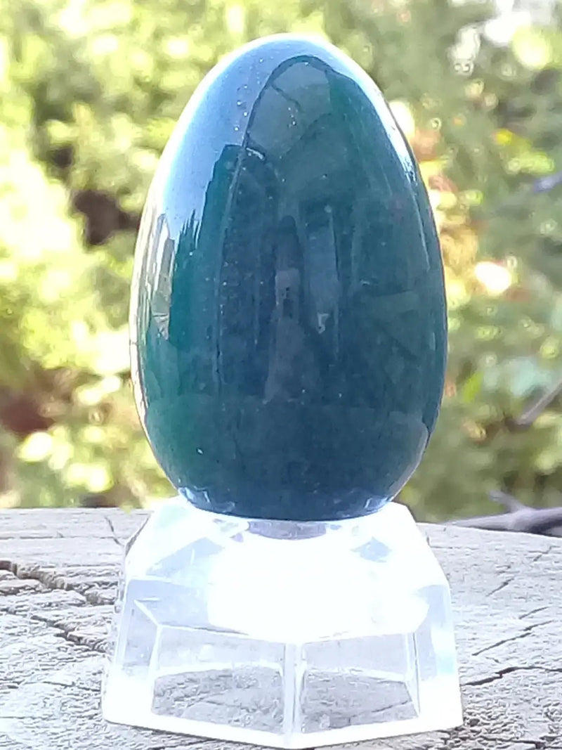 Load image into Gallery viewer, Œuf ’ Tantra Yoni ’ en Aventurine verte du Brésil Grade A ++++ Moyen modèle Œuf ’ Tantra Yoni ’ en Aventurine verte du Brésil Moyen modèle
