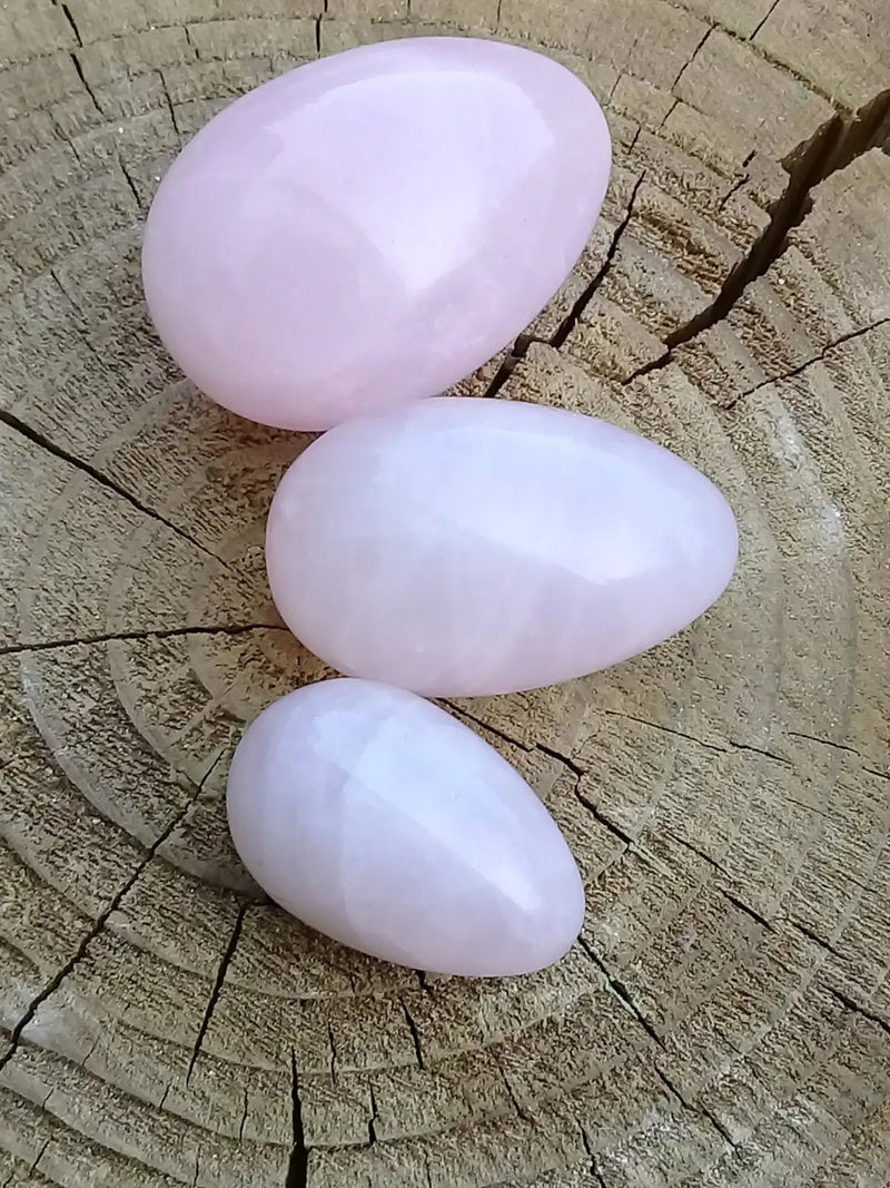 Chargez l&#39;image dans la visionneuse de la galerie, Œuf ’ Tantra Yoni ’ en Quartz rose du Brésil Grade A ++++ Kit 3 tailles Œuf ’ Tantra Yoni ’ en quartz rose du Brésil Kit 3 tailles
