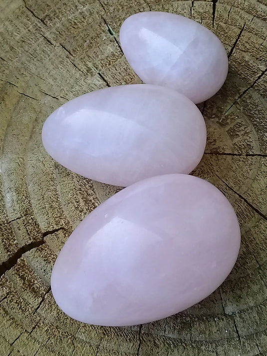 Œuf ’ Tantra Yoni ’ en Quartz rose du Brésil Grade A ++++ Kit 3 tailles Œuf " Tantra Yoni " en quartz rose du Brésil Kit 3 tailles Dans la besace du p'tit Poucet   