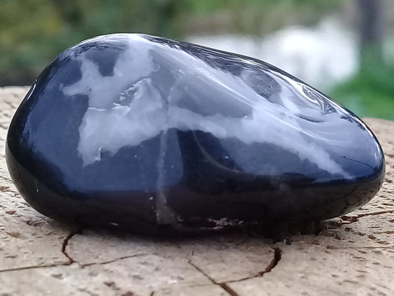 Cargue la imagen en el visor de la galería, Onyx noire du Brésil pierre roulée Grade A++++ Onyx noire du Brésil pierre roulée Dans la besace du p&#39;tit Poucet   
