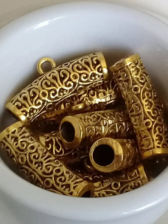 Passant avec anneau d’attache Divers coloris Prix à l’unité Passant avec anneau pour pendentif ou bracelet Divers coloris