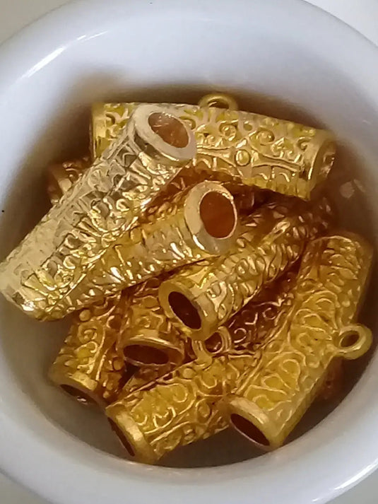 Passant avec anneau d’attache Divers coloris Prix à l’unité Passant avec anneau pour pendentif ou bracelet Divers coloris