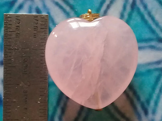 Pendentif cœur en Quartz rose Grade A ++++ Pendentif cœur en Quartz rose Dans la besace du p'tit Poucet...   