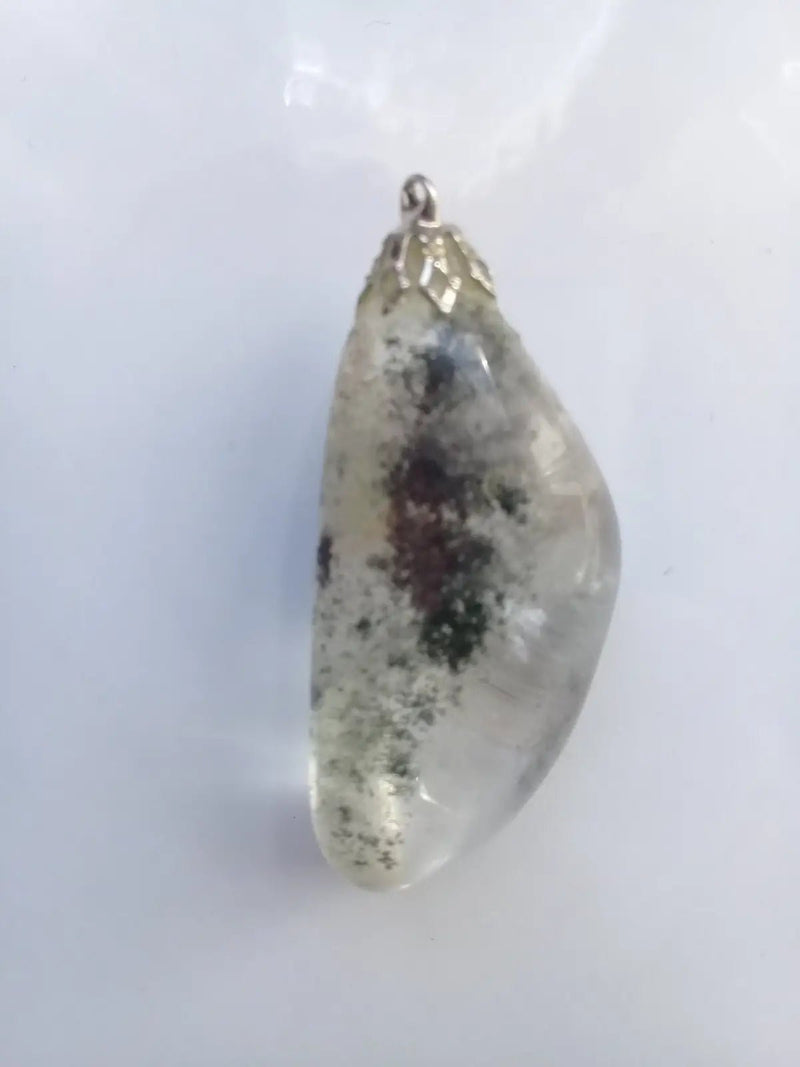 Chargez l&#39;image dans la visionneuse de la galerie, Pendentif Lodolit Quartz Chaman à inclusions de chlorite Grade A ++++ Pendentif Lodolite Quartz Chaman à inclusions de chlorite
