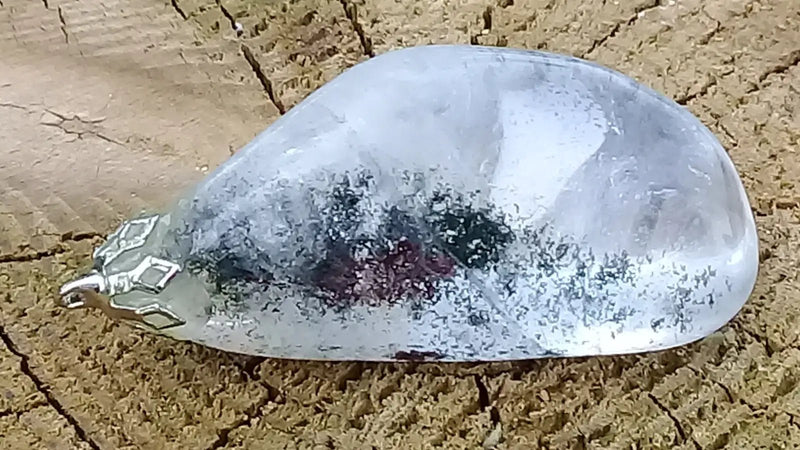 Chargez l&#39;image dans la visionneuse de la galerie, Pendentif Lodolit Quartz Chaman à inclusions de chlorite Grade A ++++ Pendentif Lodolite Quartz Chaman à inclusions de chlorite
