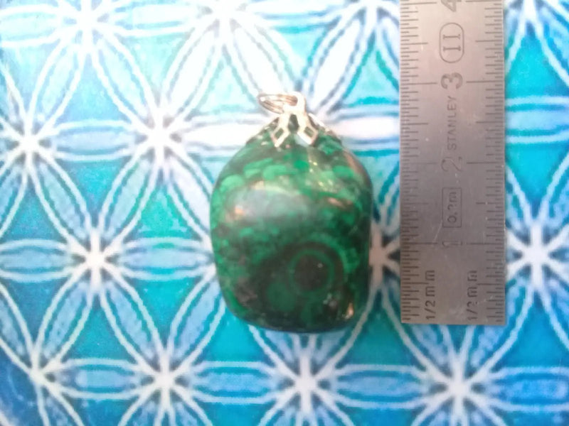 Load image into Gallery viewer, Pendentif Malachite Grade A ++++ Fourni avec cordon Pendentif Malachite
