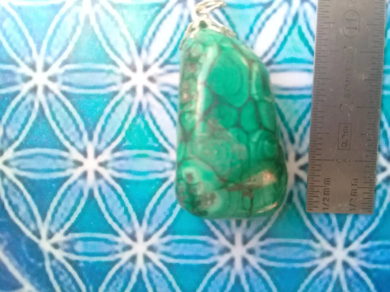 Load image into Gallery viewer, Pendentif Malachite Grade A ++++ Fourni avec cordon Pendentif Malachite
