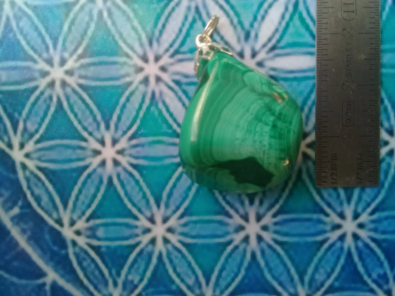 Load image into Gallery viewer, Pendentif Malachite Grade A +++ Fourni avec cordon Pendentif Malachite

