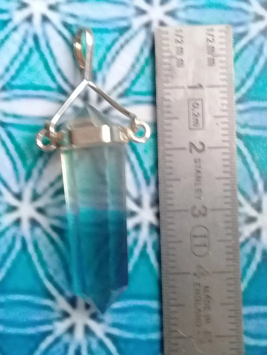 Pendentif moitié Cristal de roche / moitié Cristal Aqua-Aura monté sur Argent 925 Pendentif Cristal de roche / Cristal Aqua-Aura monté