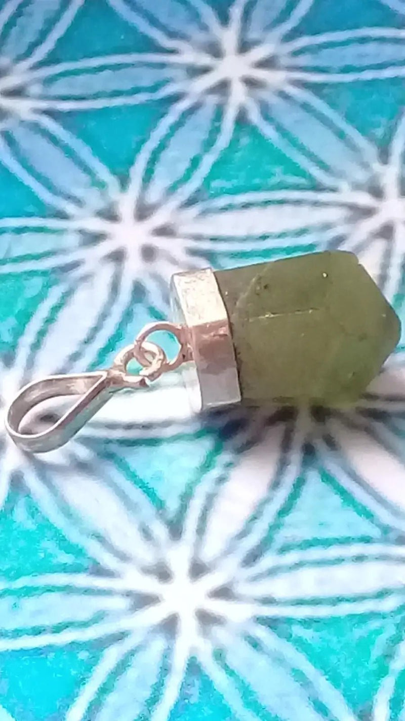 Load image into Gallery viewer, Péridot pendentif monté sur argent 925 Grade A ++++ Péridot pendentif
