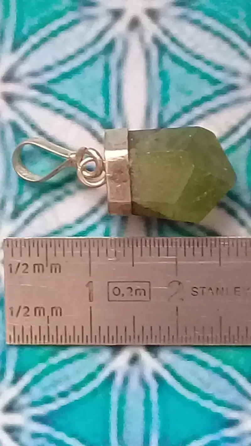 Load image into Gallery viewer, Péridot pendentif monté sur argent 925 Grade A ++++ Péridot pendentif
