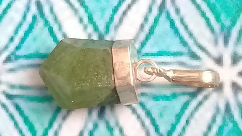 Load image into Gallery viewer, Péridot pendentif monté sur argent 925 Grade A ++++ Péridot pendentif
