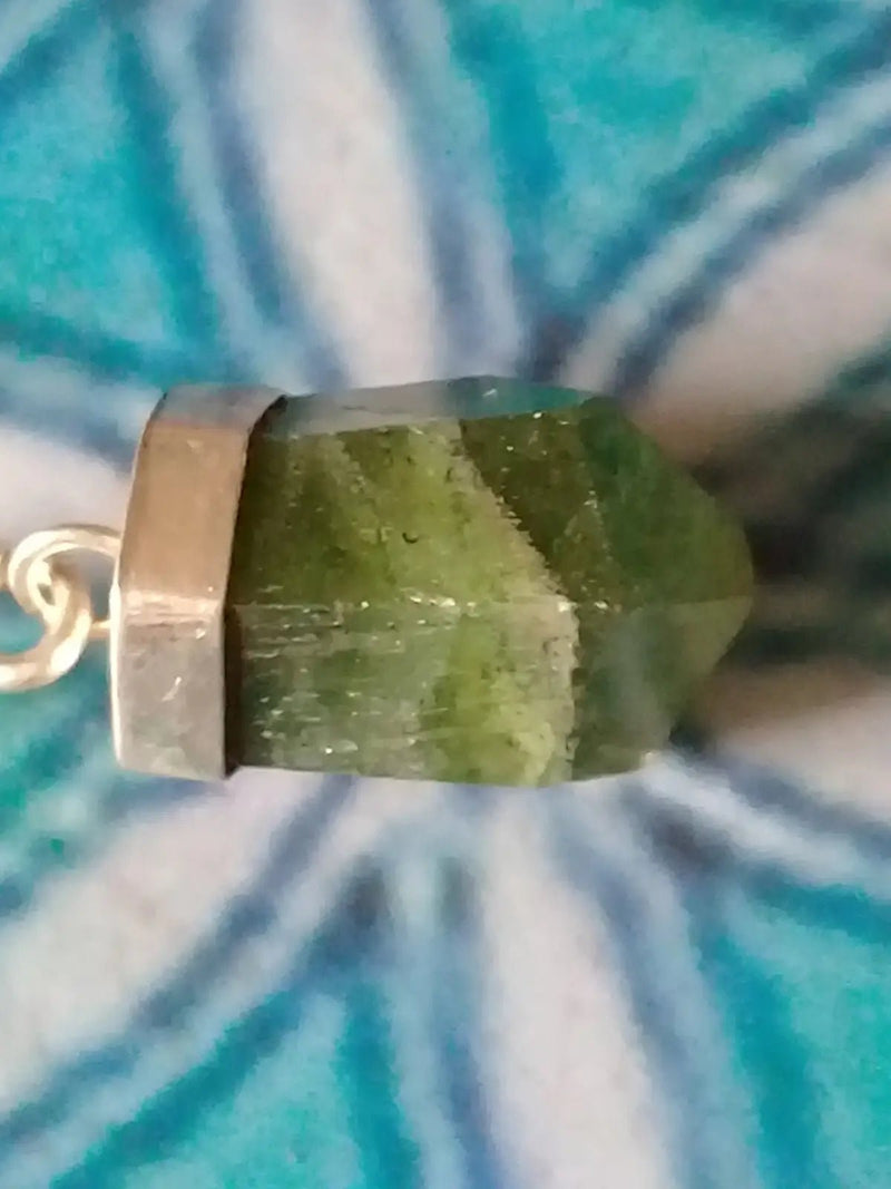 Load image into Gallery viewer, Péridot pendentif monté sur argent 925 Grade A ++++ Péridot pendentif
