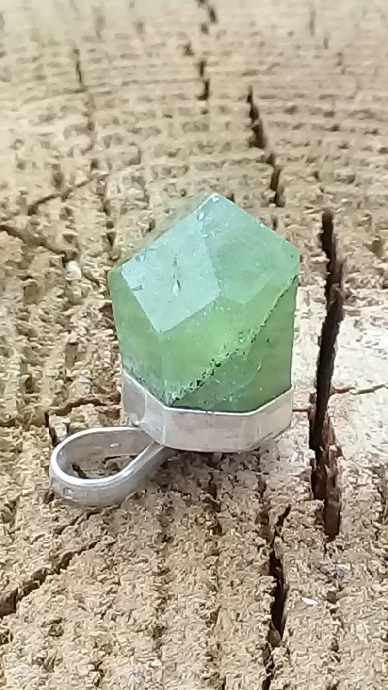 Load image into Gallery viewer, Péridot pendentif monté sur argent 925 Grade A ++++ Péridot pendentif
