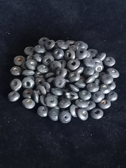 Perles bois grises anthracite Diamètre 6mm X 4mm Prix perle à l’unité Perles bois grises anthracite Diamètre 6mm X 4mm Dans la besace du p'tit Poucet   