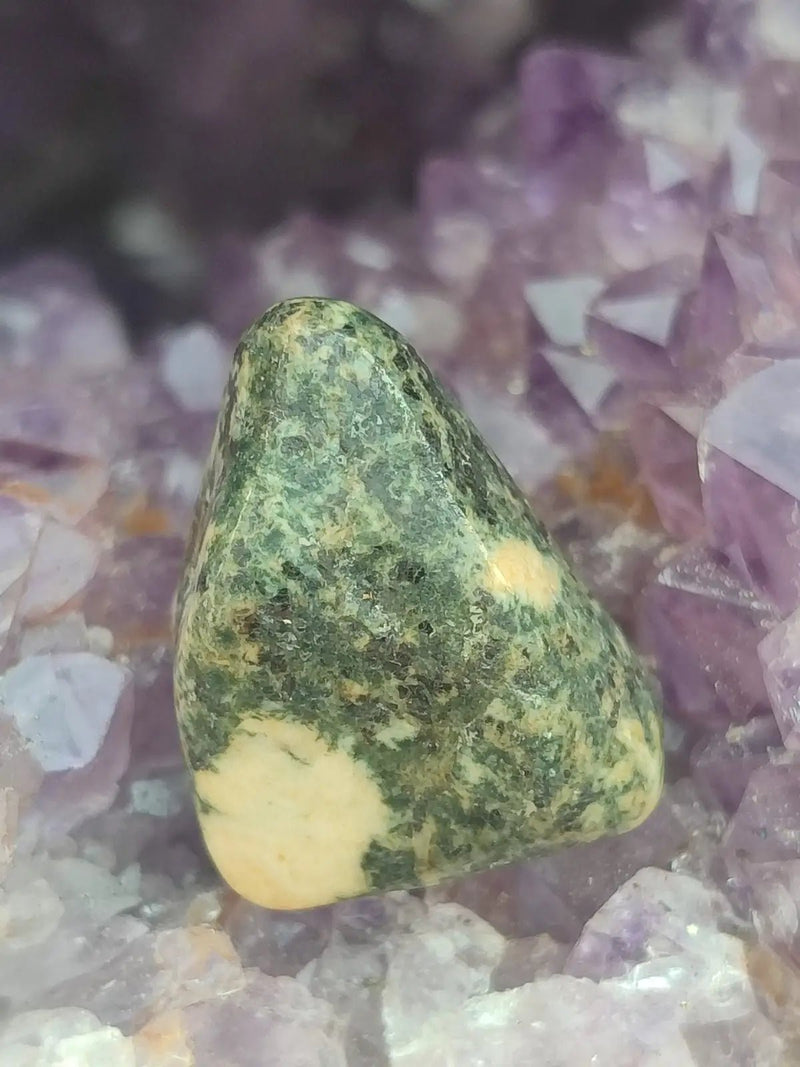 Chargez l&#39;image dans la visionneuse de la galerie, Pierre Bleue des montagnes de Préséli - Pierre roulée - Grade Prémium Pierre bleue de Préséli pierre roulée
