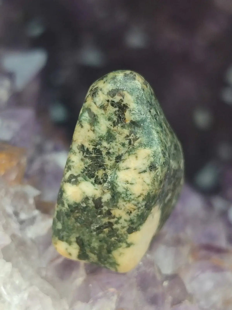 Chargez l&#39;image dans la visionneuse de la galerie, Pierre Bleue des montagnes de Préséli - Pierre roulée - Grade Prémium Pierre bleue de Préséli pierre roulée
