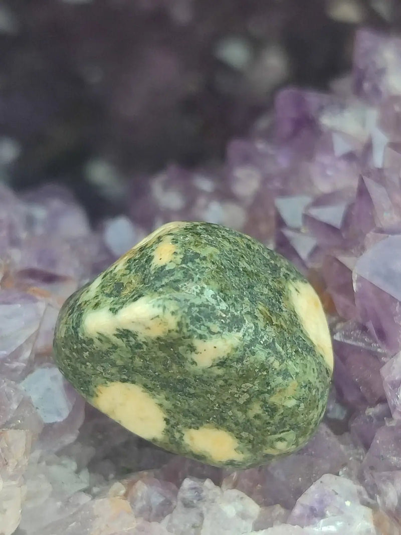 Chargez l&#39;image dans la visionneuse de la galerie, Pierre Bleue des montagnes de Préséli - Pierre roulée - Grade Prémium Pierre bleue de Préséli pierre roulée
