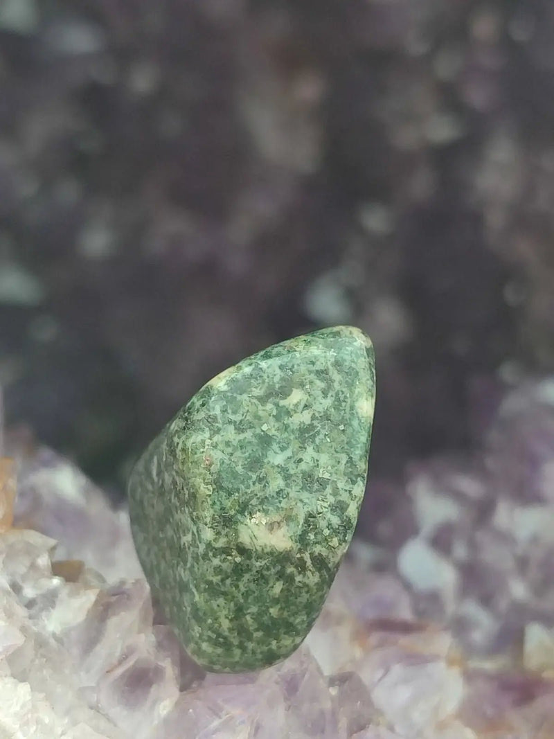 Chargez l&#39;image dans la visionneuse de la galerie, Pierre Bleue des montagnes de Préséli - Pierre roulée - Grade Prémium Pierre bleue de Préséli pierre roulée
