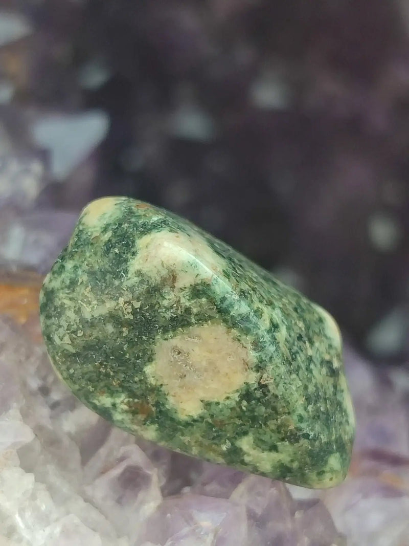 Chargez l&#39;image dans la visionneuse de la galerie, Pierre Bleue des montagnes de Préséli - Pierre roulée - Grade Prémium Pierre bleue de Préséli pierre roulée
