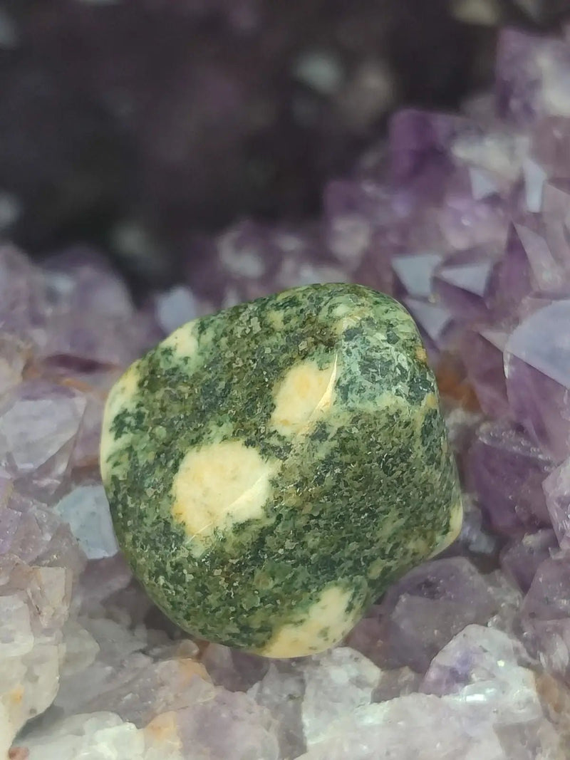 Chargez l&#39;image dans la visionneuse de la galerie, Pierre Bleue des montagnes de Préséli - Pierre roulée - Grade Prémium Pierre bleue de Préséli pierre roulée
