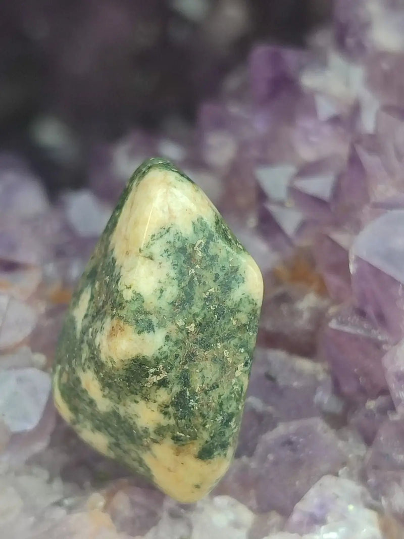 Chargez l&#39;image dans la visionneuse de la galerie, Pierre Bleue des montagnes de Préséli - Pierre roulée - Grade Prémium Pierre bleue de Préséli pierre roulée
