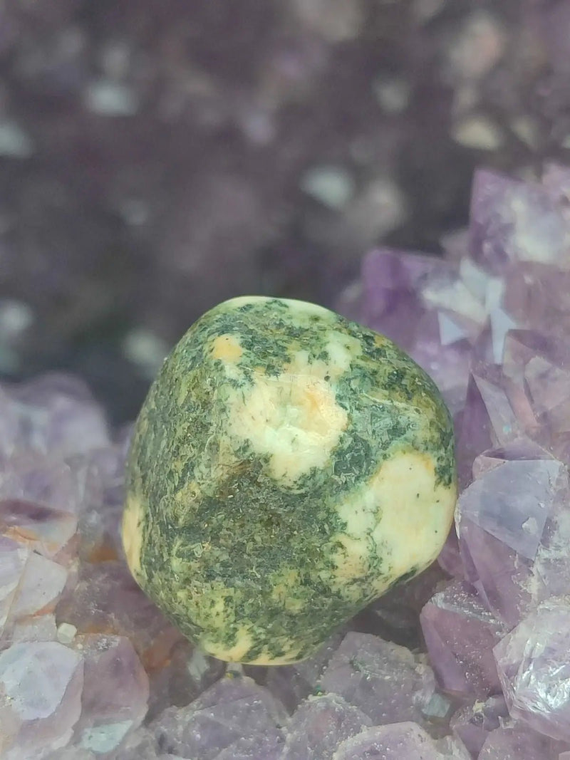 Chargez l&#39;image dans la visionneuse de la galerie, Pierre Bleue des montagnes de Préséli - Pierre roulée - Grade Prémium Pierre bleue de Préséli pierre roulée
