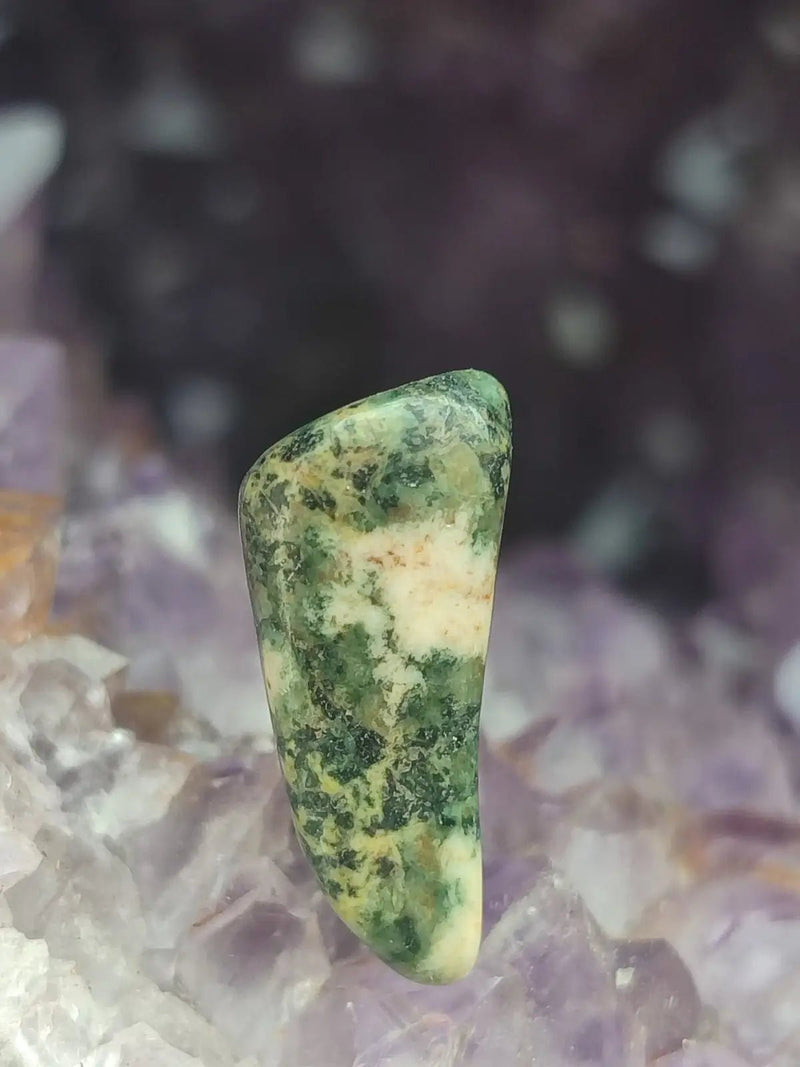 Chargez l&#39;image dans la visionneuse de la galerie, Pierre Bleue des montagnes de Préséli - Pierre roulée - Grade Prémium Pierre bleue de Préséli pierre roulée
