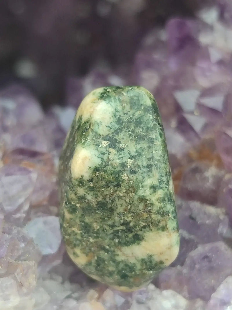 Chargez l&#39;image dans la visionneuse de la galerie, Pierre Bleue des montagnes de Préséli - Pierre roulée - Grade Prémium Pierre bleue de Préséli pierre roulée
