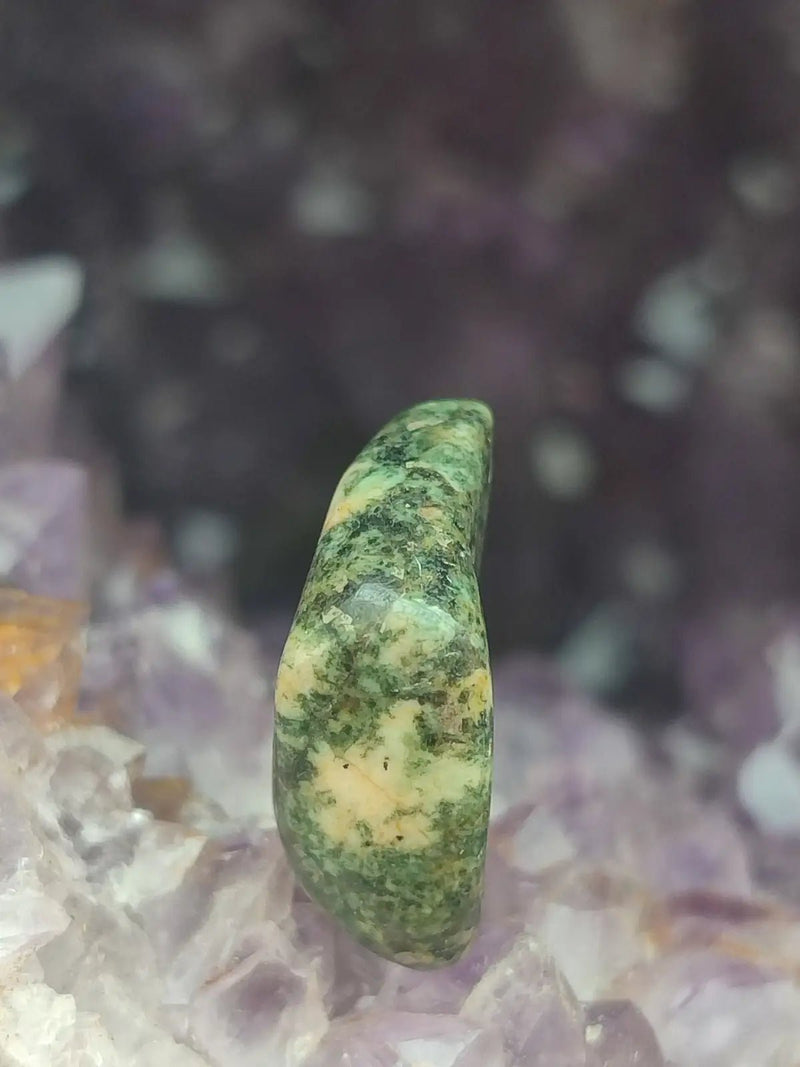 Chargez l&#39;image dans la visionneuse de la galerie, Pierre Bleue des montagnes de Préséli - Pierre roulée - Grade Prémium Pierre bleue de Préséli pierre roulée
