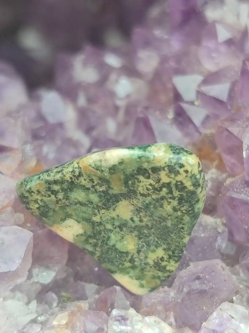 Chargez l&#39;image dans la visionneuse de la galerie, Pierre Bleue des montagnes de Préséli - Pierre roulée - Grade Prémium Pierre bleue de Préséli pierre roulée
