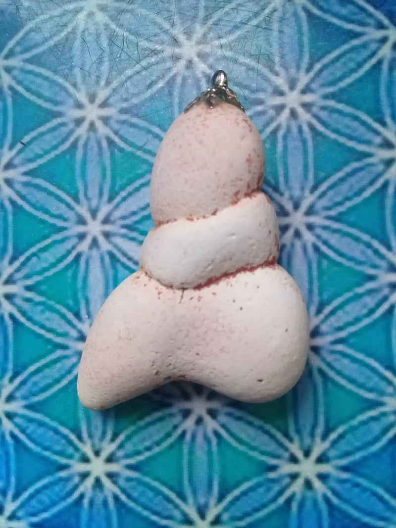 Load image into Gallery viewer, Pierre des Fées du Maroc pendentif Grade A ++++ Fourni avec cordon Pendentif Pierre des Fées
