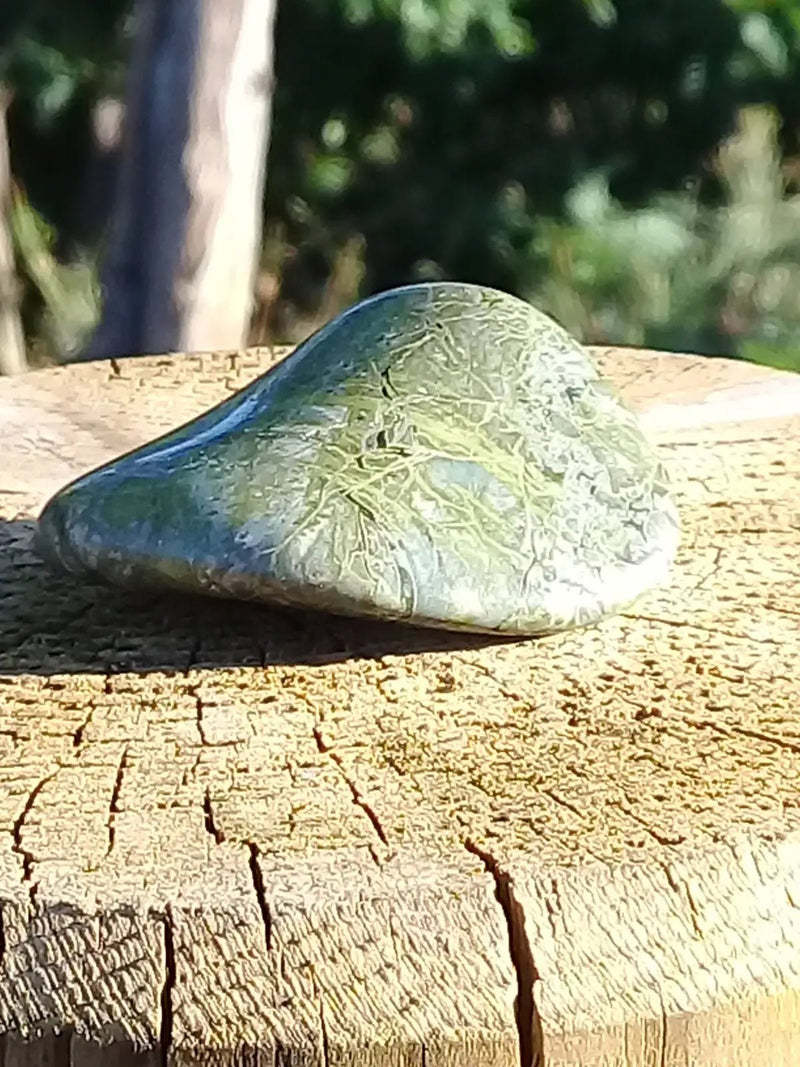 Load image into Gallery viewer, Pierre roulée Jaspe vert Grade A +++ Pierres roulées Jaspe vert
