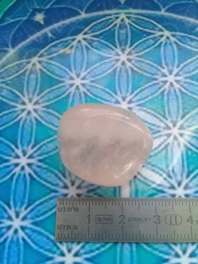 Chargez l'image dans la visionneuse de la galerie, Pierre roulée Quartz rose Grade A +++ Pierre roulée Quartz rose
