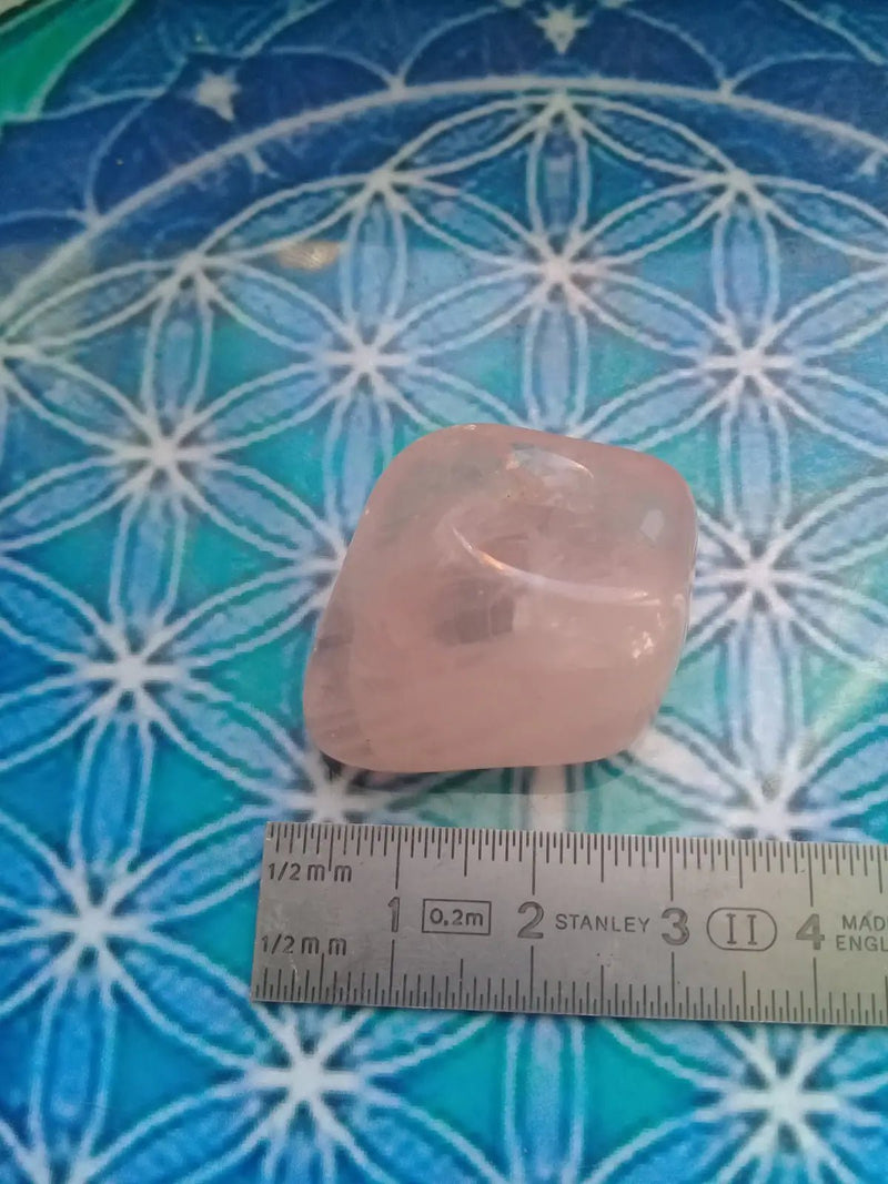 Chargez l'image dans la visionneuse de la galerie, Pierre roulée Quartz rose Grade A +++ Pierre roulée Quartz rose
