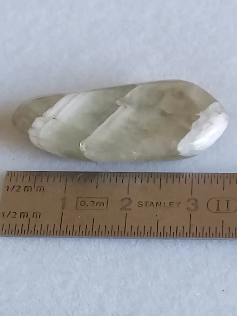 Chargez l'image dans la visionneuse de la galerie, Prasiolite verte à chevrons pierre roulée Grade A++++ Prasiolite verte à chevrons
