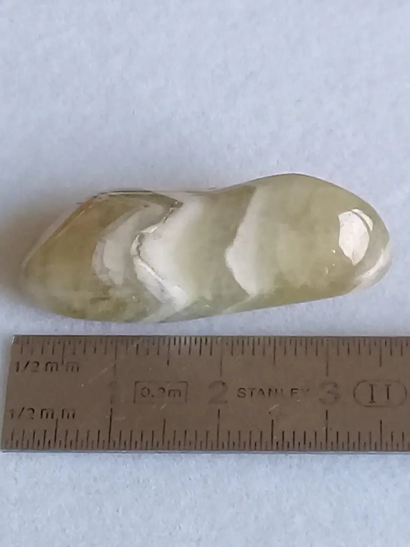 Load image into Gallery viewer, Prasiolite verte à chevrons pierre roulée Grade A++++ Prasiolite verte à chevrons
