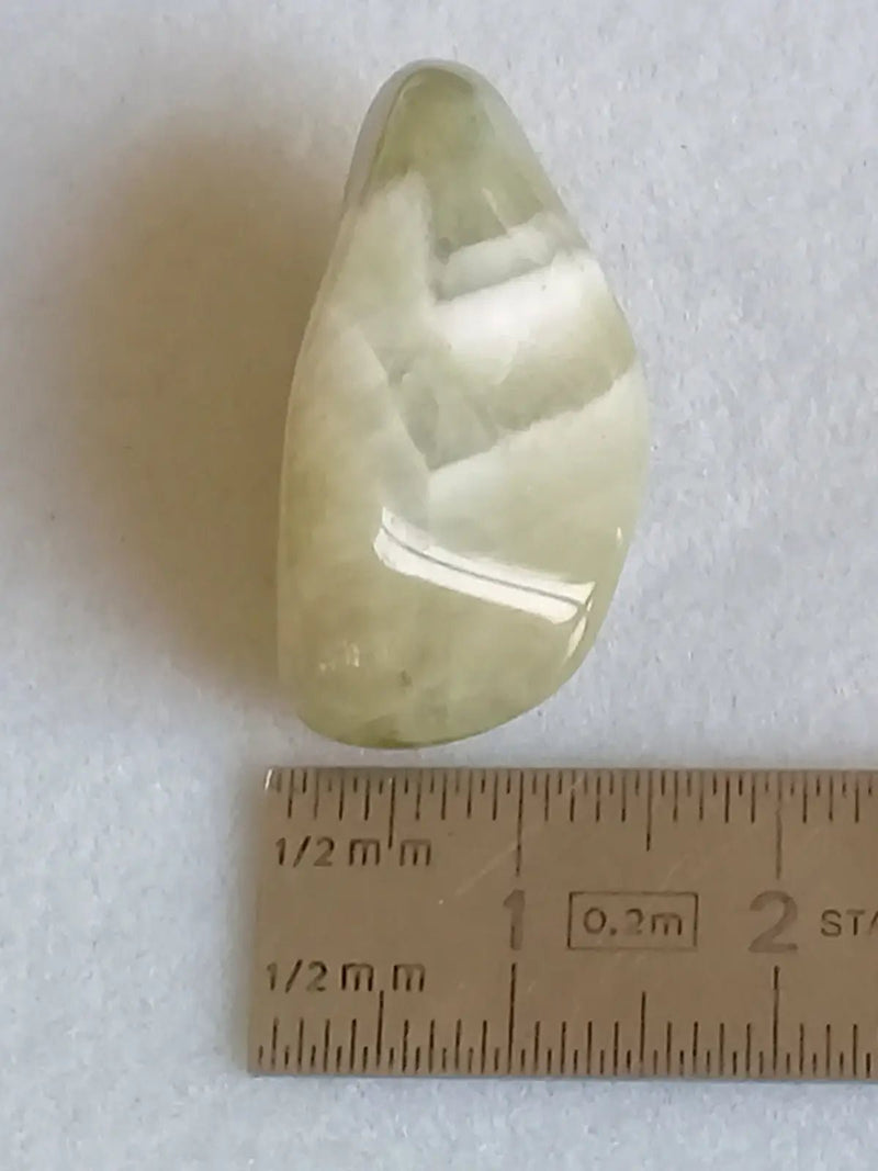 Load image into Gallery viewer, Prasiolite verte à chevrons pierre roulée Grade A++++ Prasiolite verte à chevrons
