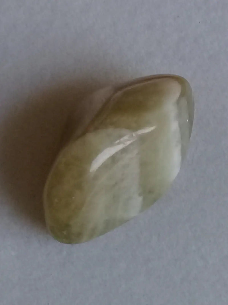 Load image into Gallery viewer, Prasiolite verte à chevrons pierre roulée Grade A++++ Prasiolite verte à chevrons
