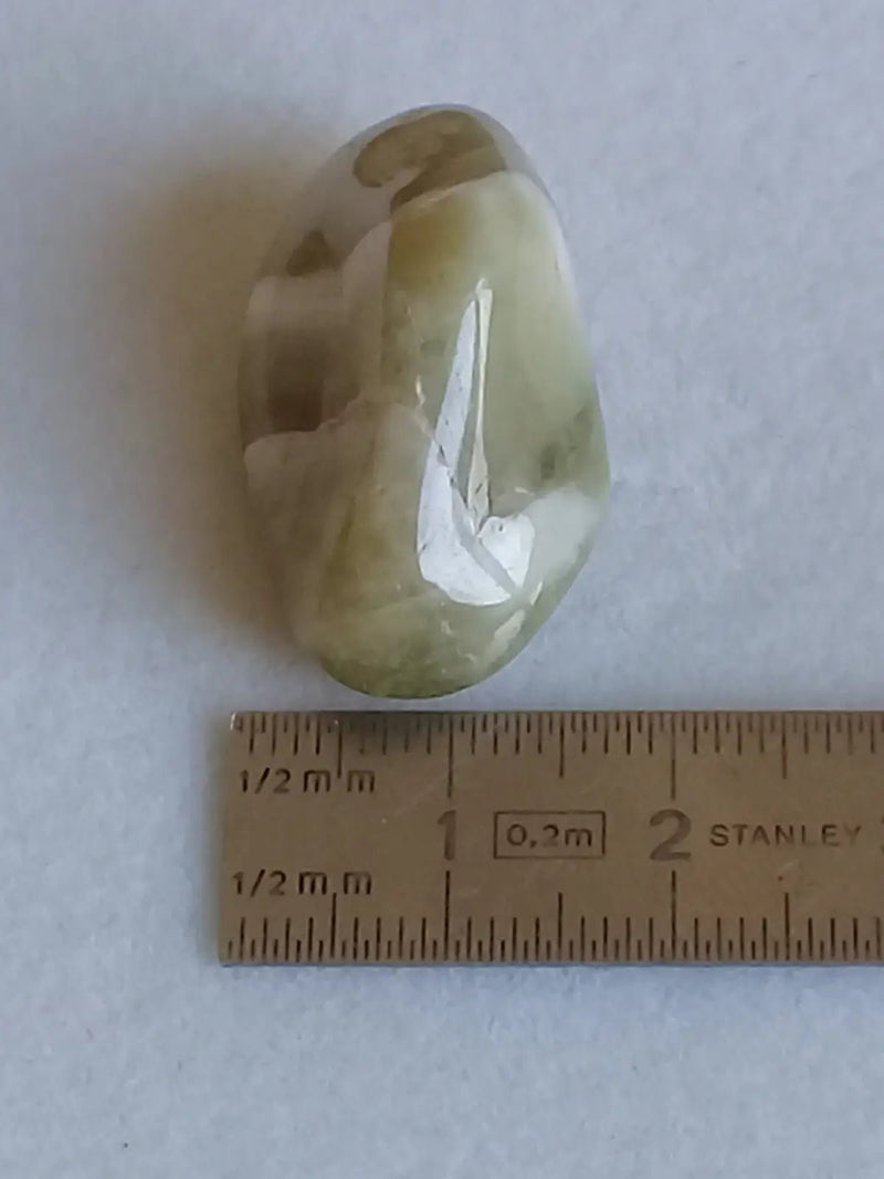 Load image into Gallery viewer, Prasiolite verte à chevrons pierre roulée Grade A++++ Prasiolite verte à chevrons
