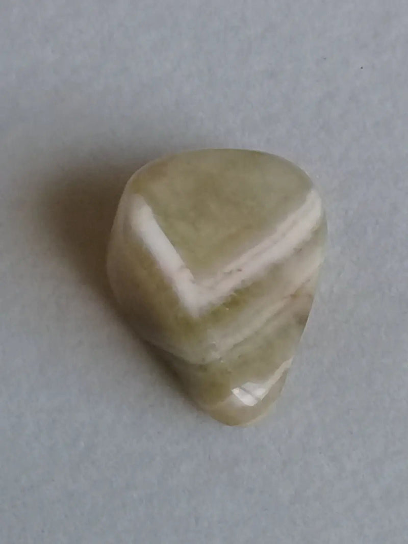 Load image into Gallery viewer, Prasiolite verte à chevrons pierre roulée Grade A++++ Prasiolite verte à chevrons
