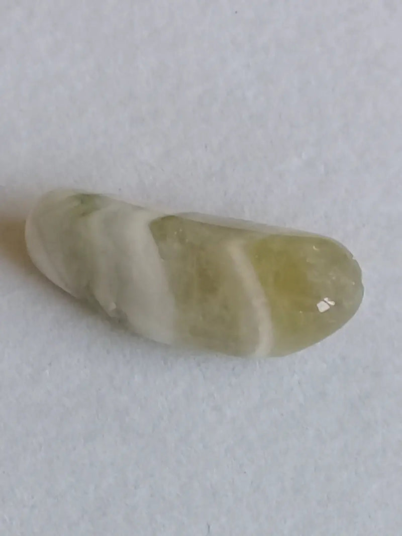 Load image into Gallery viewer, Prasiolite verte à chevrons pierre roulée Grade A++++ Prasiolite verte à chevrons
