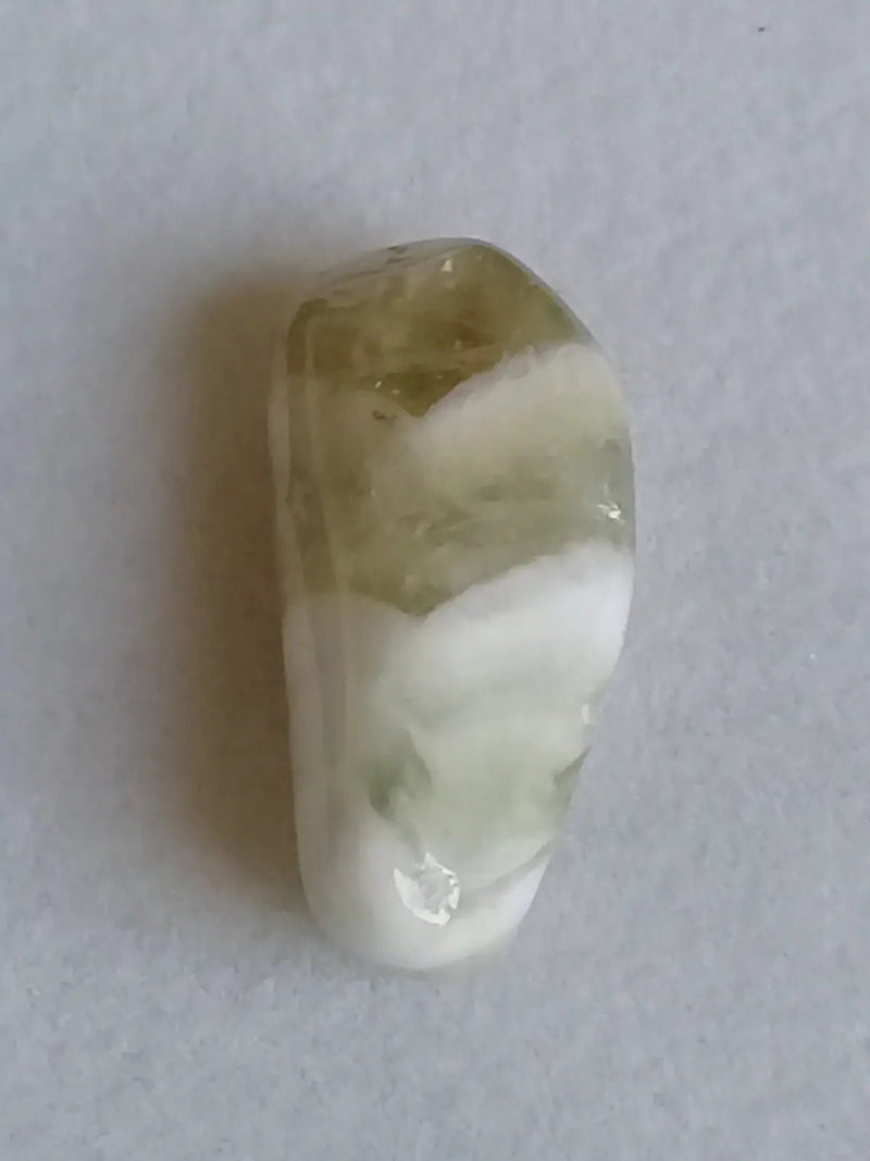 Load image into Gallery viewer, Prasiolite verte à chevrons pierre roulée Grade A++++ Prasiolite verte à chevrons
