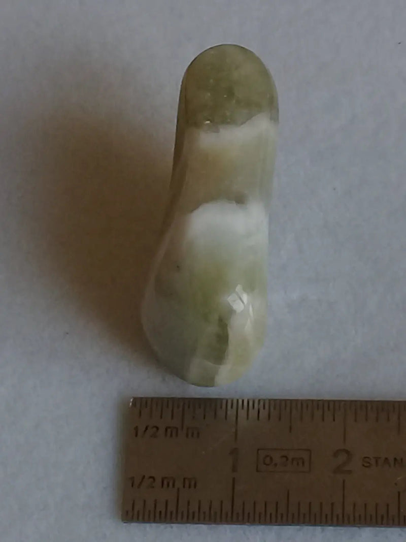 Load image into Gallery viewer, Prasiolite verte à chevrons pierre roulée Grade A++++ Prasiolite verte à chevrons
